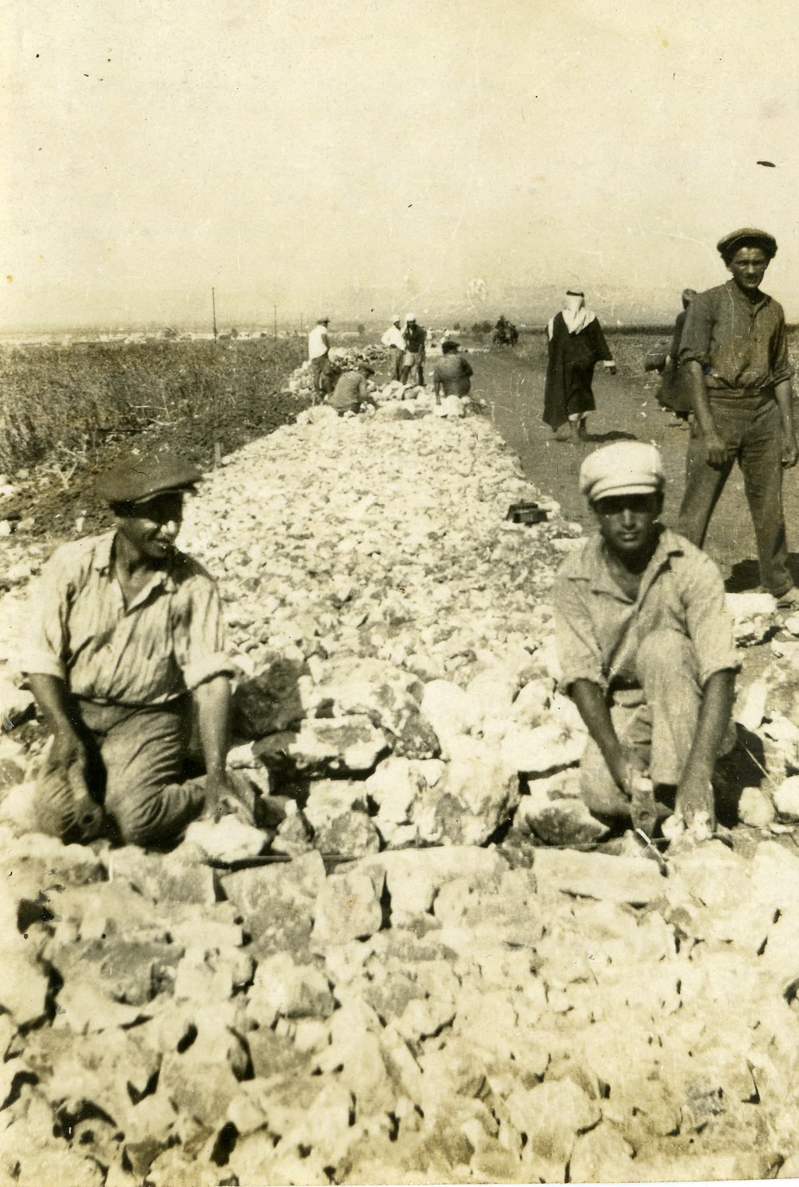 ЕВРЕЙСКИЕ РАБОЧИЕ НА СТРОИТЕЛЬСТВЕ ДОРОГИ В ЭРЕЦ-ИСРАЭЛЬ В 5680-Х (1920-Х) ГГ. Р. ШАЛОМ НЕКОТОРОЕ ВРЕМЯ ПОСЛЕ СВАДЬБЫ ЗАРАБАТЫВАЛ НА ЖИЗНЬ ТАКИМ ОБРАЗОМ.