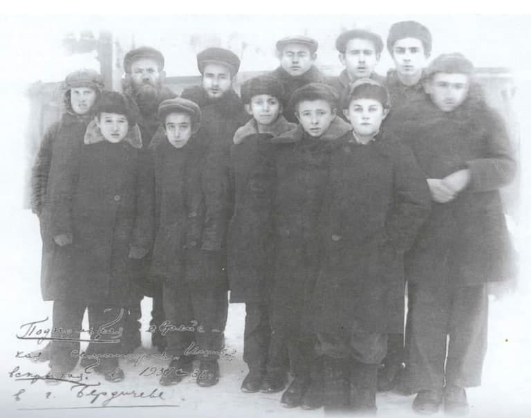 МАЛЬЧИКИ ИЗ БЕРДИЧЕВСКОЙ ЕШИВЫ И РЕБ МОШЕ РУБИНСОН, СФОТОГРАФИРОВАННЫЕ СРАЗУ ПОСЛЕ АРЕСТА, 24 ТЕВЕТА 5698 (1937) Г. ФОТОГРАФИЯ ИЗ АРХИВОВ НКВД.