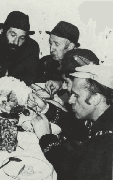 ДВЕ ФОТОГРАФИИ, ТАЙНО ПЕРЕДАННЫЕ ИЗ СОВЕТСКОГО СОЮЗА РЕБЕ: РЕБ ИЦХАК СО СВОИМИ УЧЕНИКАМИ И С ХАСИДАМИ, ПРИЕХАВШИМИ ИЗ АМЕРИКИ.