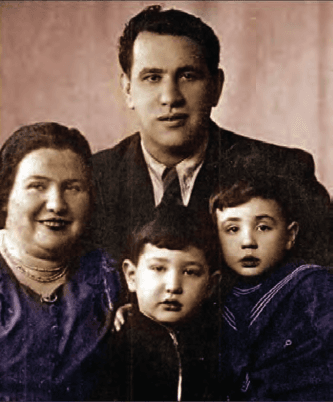 СЕМИЛЕТНИЙ ИЗЯ (В ЦЕНТРЕ) С РОДИТЕЛЯМИ И БРАТОМ.