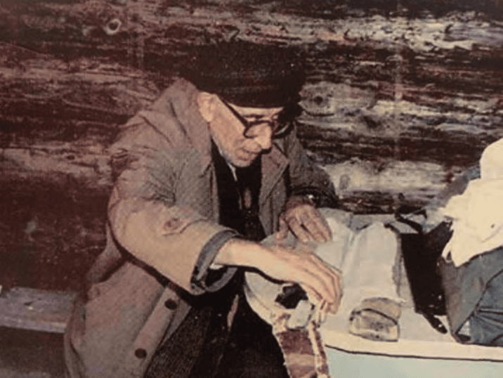 РЕБ РЕФАЭЛЬ НЕМОТИН ПРОВЕРЯЕТ НОЖИ РЕБ ИЦХАКА ДЛЯ ШХИТЫ, 5740 (1980) ГОД.