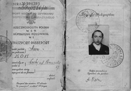 РЕБ АВРААМ ГЕРШ (КРАЙНИЙ СЛЕВА) ПРИВЕТСТВУЕТ РАВВИНА ЭФРАИМА ЙОЛЕСА В СВОЕМ КОЛЕЛЕ В ИЕРУСАЛИМЕ, ЛАГ БАОМЕР 5728 (1968).