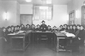 РЕБ ЗАЛМАН ПРОВОДИТ УРОК В МАЛОМ ЗАЛЕ В 770 В НАЧАЛЕ 5700-Х (1940-Х) ГОДОВ.