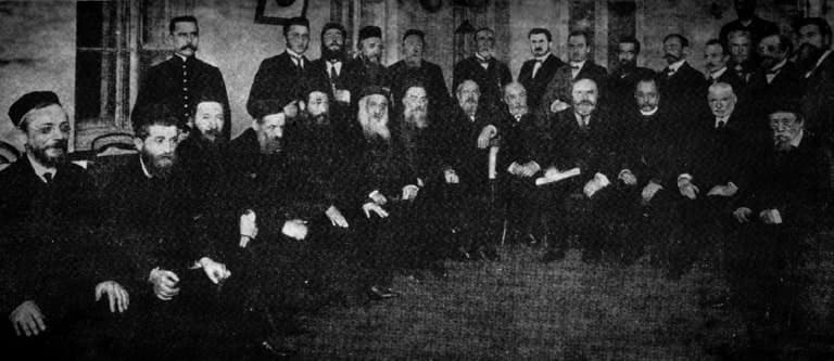 ГРУППОВАЯ ФОТОГРАФИЯ НЕКОТОРЫХ УЧАСТНИКОВ КОНФЕРЕНЦИИ РАВВИНОВ В 5670 ГОДУ.