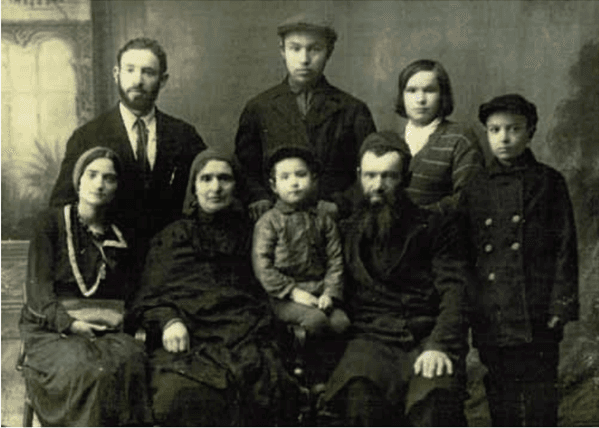 РЕБ МИХАЭЛЬ КАЦЕНЕЛЕНБОГЕН С ЖЕНОЙ И ДЕТЬМИ. ЭТА ФОТОГРАФИЯ БЫЛА ОТПРАВЛЕНА РЕБЕ РАЯЦУ В 5696 (1936) ГОДУ.