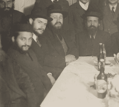 ВО ВРЕМЯ ПРЕБЫВАНИЯ В ОТВОЦКЕ. СПРАВА НАЛЕВО: РЕБ ХАЧЕ ФЕЙГИН, РЕБ МОШЕ ЛЕЙБ РОДШТЕЙН И РЕБ ШЛОМО ЗАЛМАН ЃЕХТ. БИБЛИОТЕКА АГУДАТ ХАСИДЕЙ ХАБАД