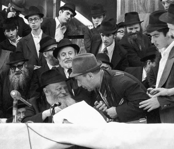 ЛЕВИ ФРЕЙДИН (АВТОР ВСЕХ ПРЕДСТАВЛЕННЫХ ЗДЕСЬ ФОТОГРАФИЙ) ВПЕРВЫЕ ПРИБЫЛ К РЕБЕ НА ТИШРЕЙ 5736. РЕБЕ ОЧЕНЬ ТЕПЛО К НЕМУ ОТНОСИЛСЯ. НА ЭТОМ СНИМКЕ ЛЕВИ РАЗГОВАРИВАЕТ С РЕБЕ ВО ВРЕМЯ ФАРБРЕНГЕНА В КАНУН РОШ ЃА-ШАНА.
ЛЕВИ ФРЕЙДИН, JEM, 140457 (28 ЭЛУЛА 5735-1975)